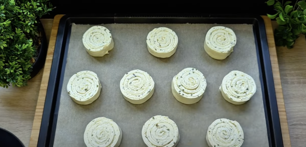 Melcișori fragezi cu ierburi din aluat foietaj cu cașcaval și ceapă verde