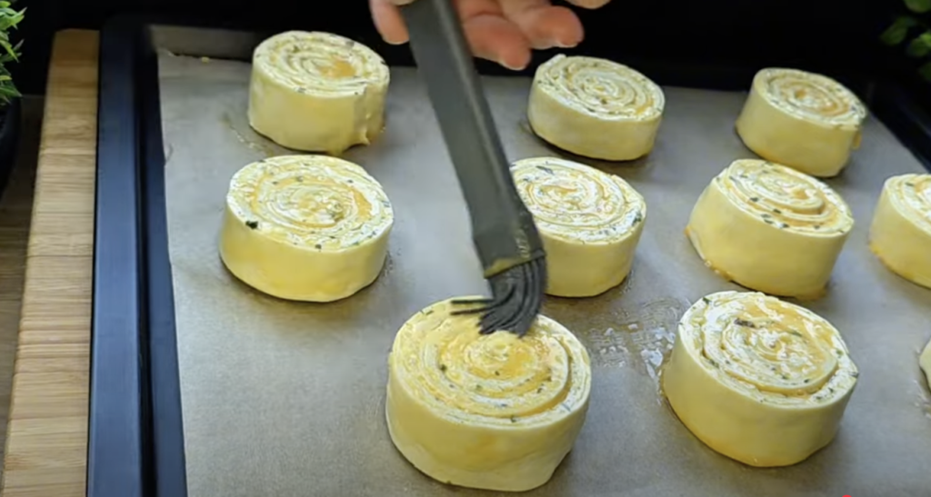 Melcișori fragezi cu ierburi din aluat foietaj cu cașcaval și ceapă verde