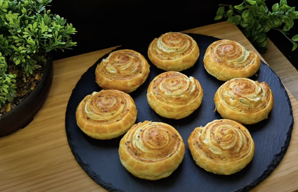 Melcișori fragezi cu ierburi din aluat foietaj cu cașcaval și ceapă verde