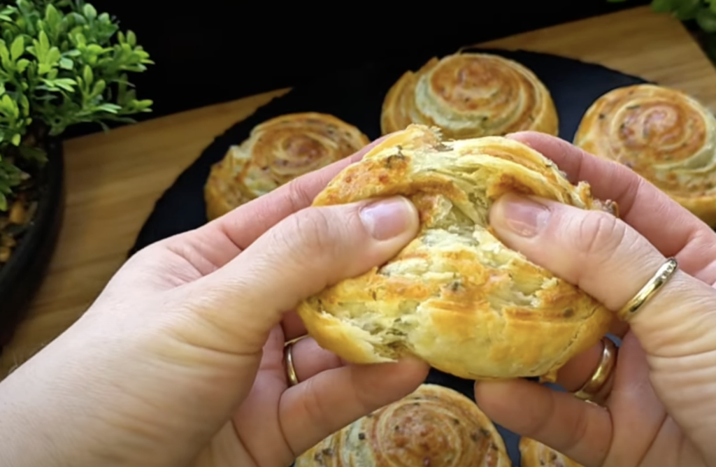 Melcișori fragezi cu ierburi din aluat foietaj cu cașcaval și ceapă verde