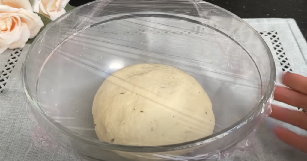 Mini pizza cu verdețuri, ardei, roșii cherry și crustă de brânză