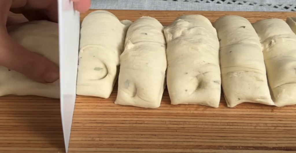 Mini pizza cu verdețuri, ardei, roșii cherry și crustă de brânză