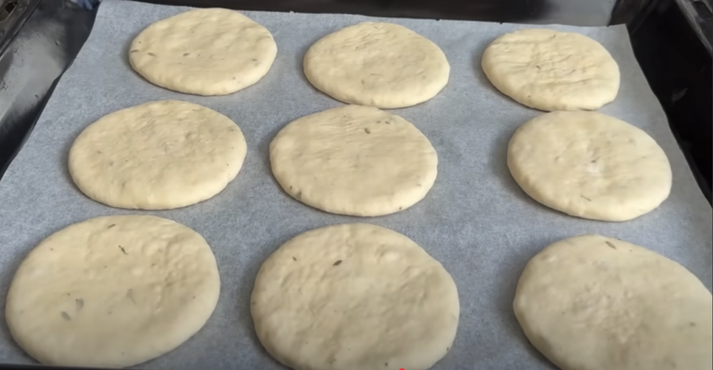 Mini pizza cu verdețuri, ardei, roșii cherry și crustă de brânză