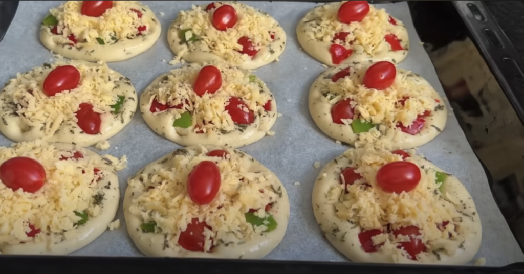 Mini pizza cu verdețuri, ardei, roșii cherry și crustă de brânză