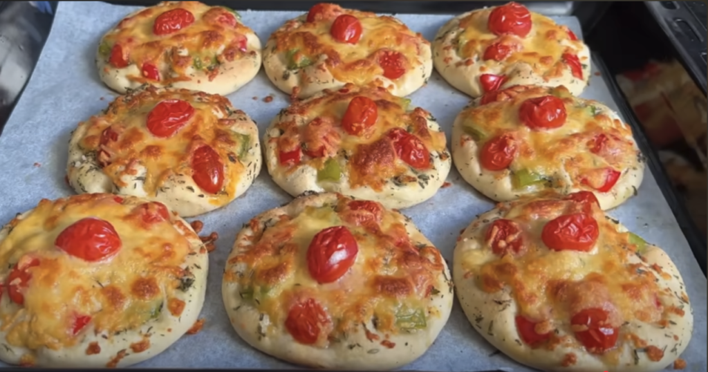 Mini pizza cu verdețuri, ardei, roșii cherry și crustă de brânză