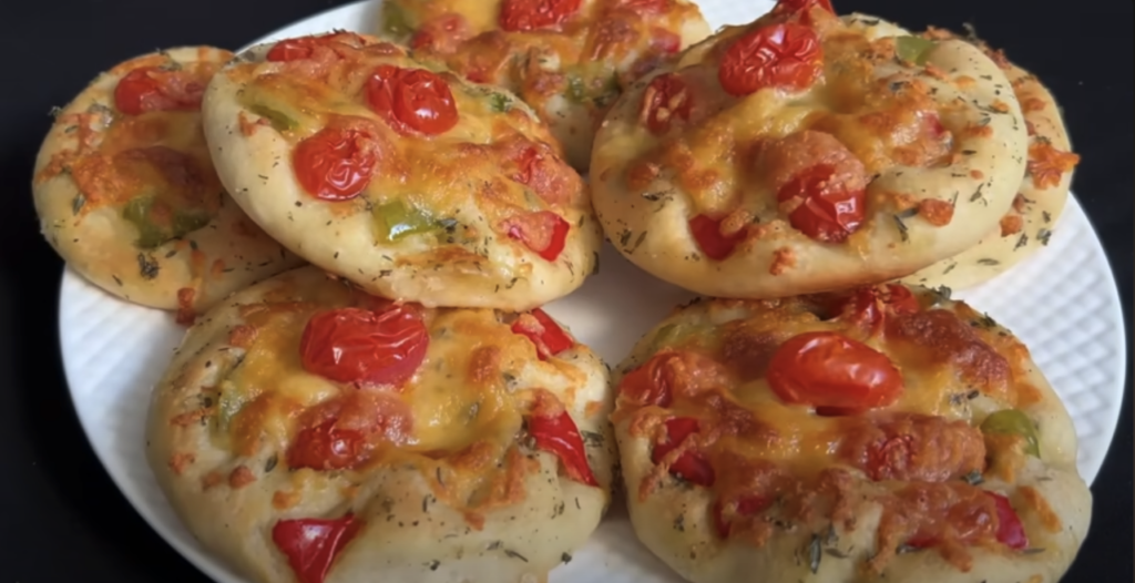 Mini pizza cu verdețuri, ardei, roșii cherry și crustă de brânză