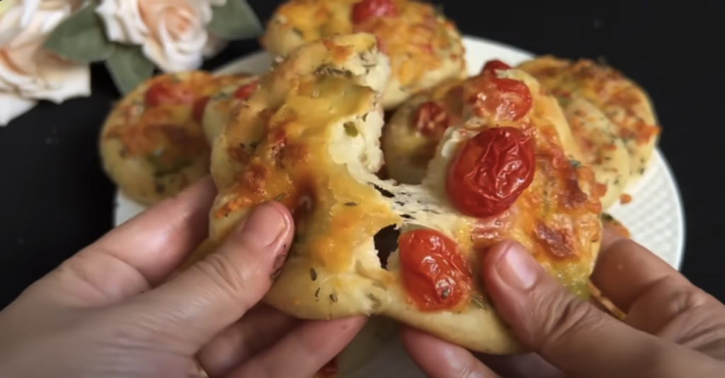 Mini pizza cu verdețuri, ardei, roșii cherry și crustă de brânză
