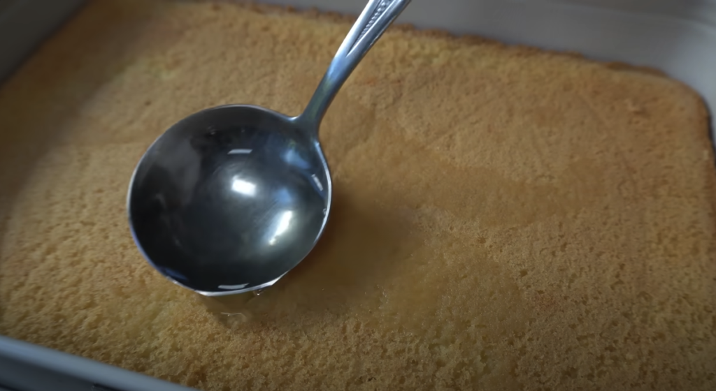 Pandișpan cu piersici și ciocolată albă – Rețetă ușoară și rapidă, peste măsura așteptărilor mele