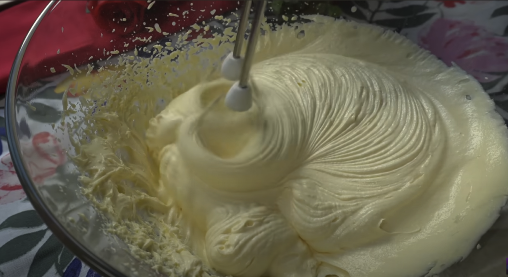 Pandișpan cu piersici și ciocolată albă – Rețetă ușoară și rapidă, peste măsura așteptărilor mele