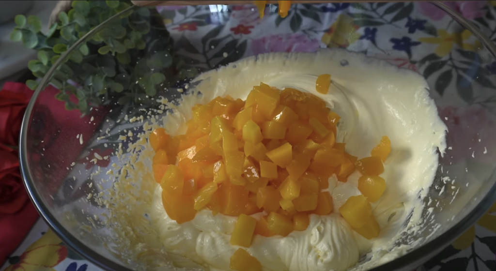 Pandișpan cu piersici și ciocolată albă – Rețetă ușoară și rapidă, peste măsura așteptărilor mele