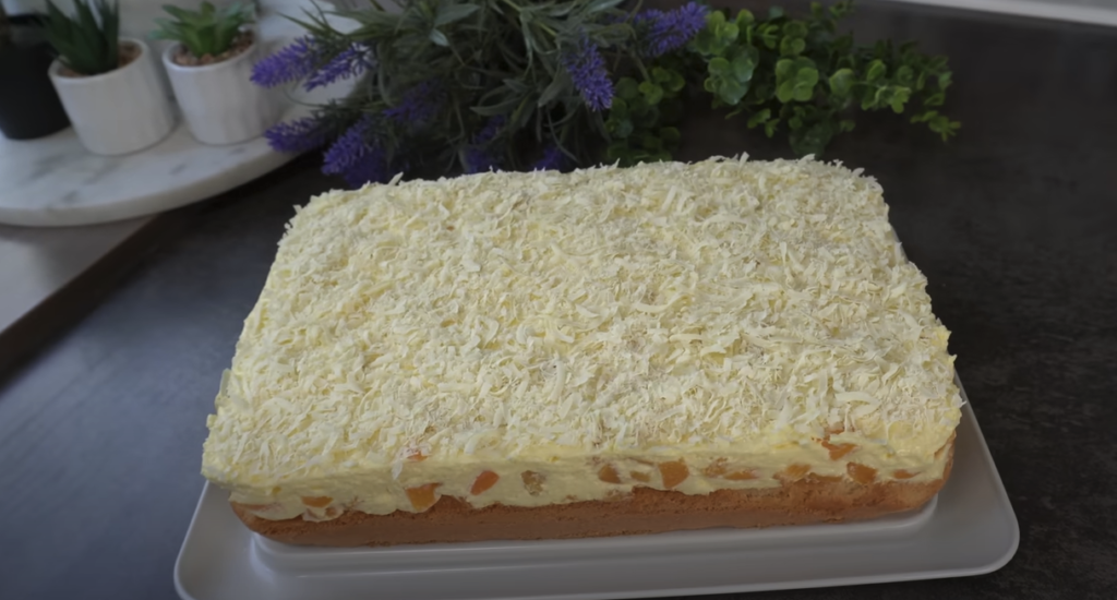 Pandișpan cu piersici și ciocolată albă – Rețetă ușoară și rapidă, peste măsura așteptărilor mele