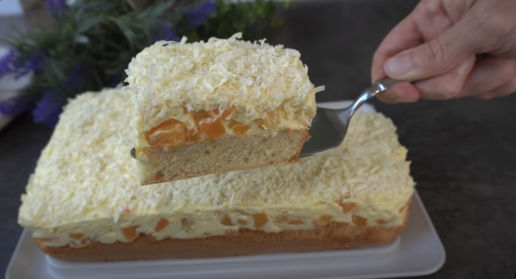 Pandișpan cu piersici și ciocolată albă – Rețetă ușoară și rapidă, peste măsura așteptărilor mele