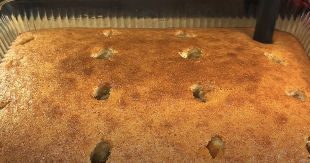 Tort moale cu cremă de ciocolată, glazură și cocos - Preparare rapidă și ușoară!