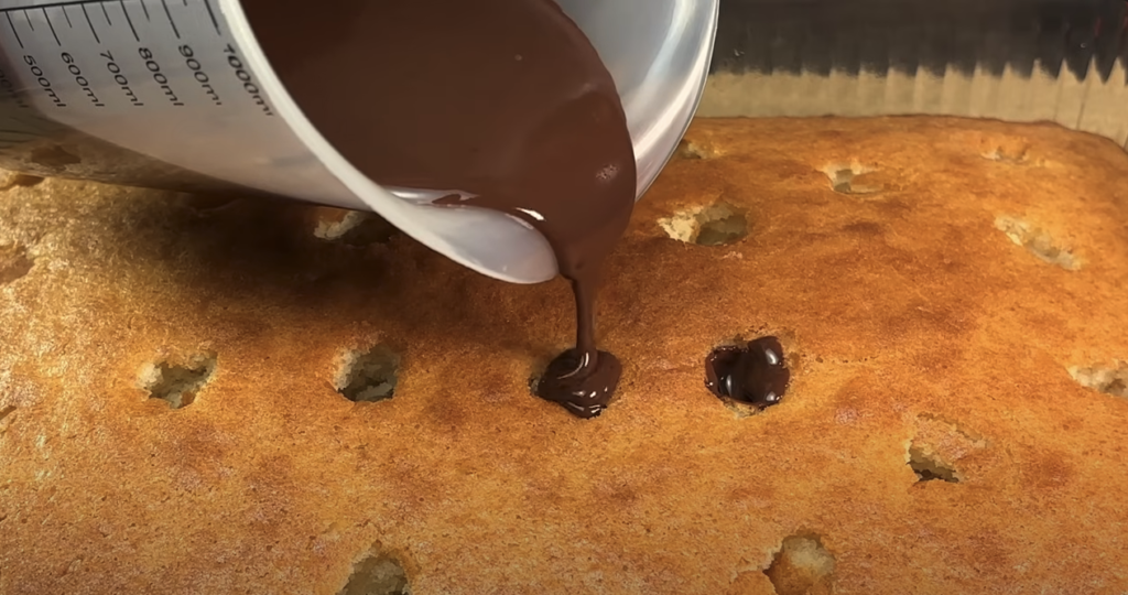 Tort moale cu cremă de ciocolată, glazură și cocos - Preparare rapidă și ușoară!