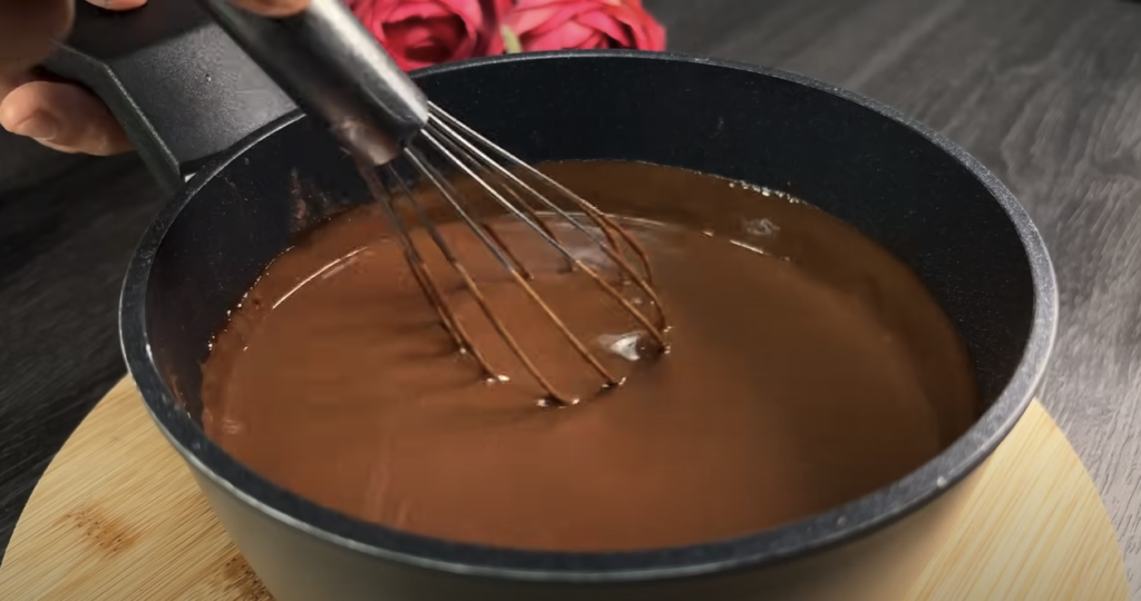 Tort moale cu cremă de ciocolată, glazură și cocos - Preparare rapidă și ușoară!