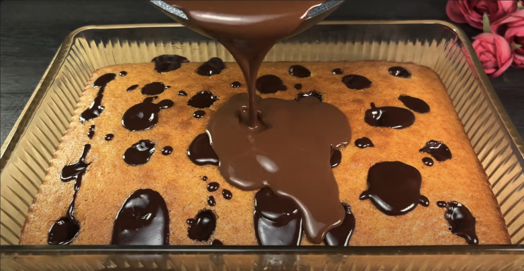 Tort moale cu cremă de ciocolată, glazură și cocos - Preparare rapidă și ușoară!