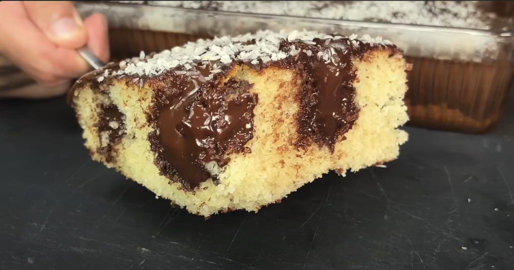 Tort moale cu cremă de ciocolată, glazură și cocos - Preparare rapidă și ușoară!