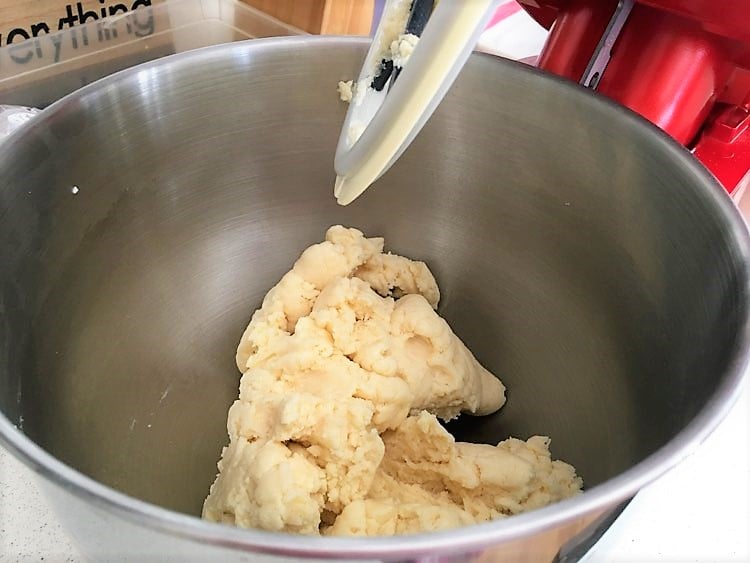 Plăcintă cu vișine și firimituri de aluat, ca la bunica!