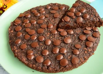 tort sanatos de curmale si ciocolata