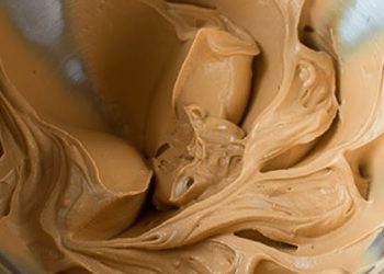 Cremă de ciocolată cremoasă și irezistibilă pentru prăjituri