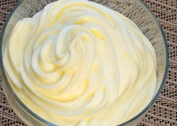 Cremă de ciocolată cremoasă și irezistibilă pentru prăjituri