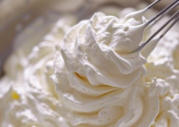 Cremă de ciocolată cremoasă și irezistibilă pentru prăjituri