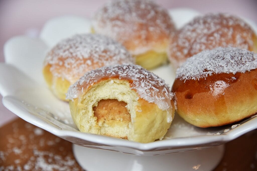 Gogoși Rafaello la cuptor: cu cremă delicioasă de migdale și cocos