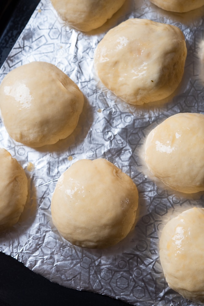 Gogoși pufoase umplute cu gem: le-am copt în cuptor, fără ulei