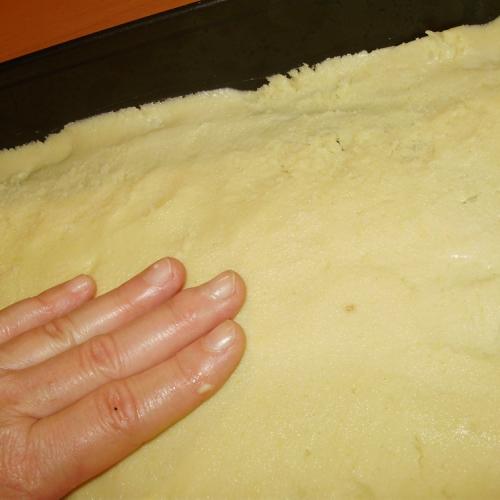 Prăjitură cu blat fraged, cremă de brânză și bezea de albuș: ce nume i-ați da?