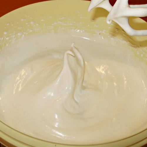 Prăjitură cu blat fraged, cremă de brânză și bezea de albuș: ce nume i-ați da?