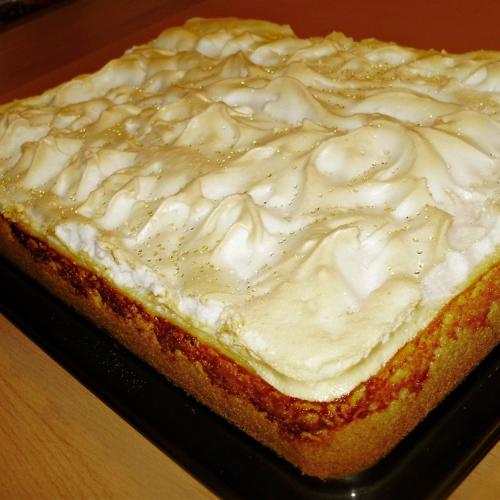 Prăjitură cu blat fraged, cremă de brânză și bezea de albuș: ce nume i-ați da?