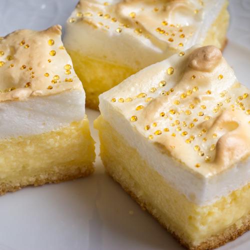 Prăjitură cu blat fraged, cremă de brânză și bezea de albuș: ce nume i-ați da?