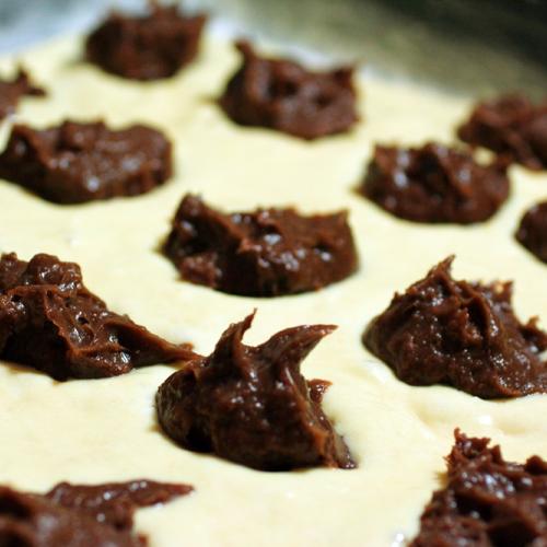 Prăjitură cremoasă cu budincă de ciocolată, frișcă și blat pufos: o adevarată încântare