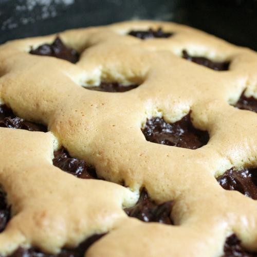 Prăjitură cremoasă cu budincă de ciocolată, frișcă și blat pufos: o adevarată încântare