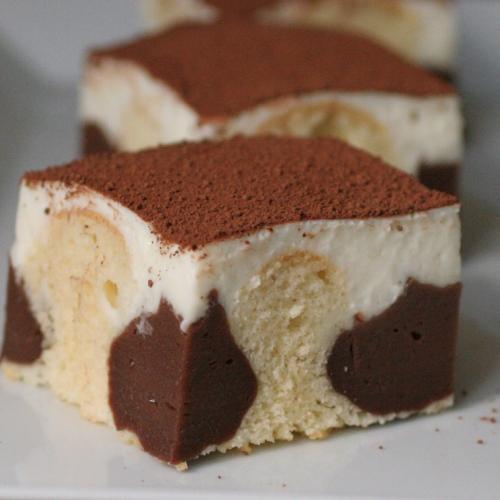 Prăjitură cremoasă cu budincă de ciocolată, frișcă și blat pufos: o adevarată încântare