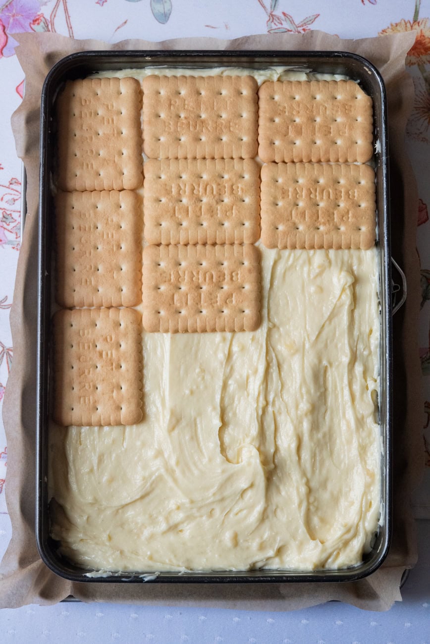 strat de cremă de budincă și strat final de biscuiți