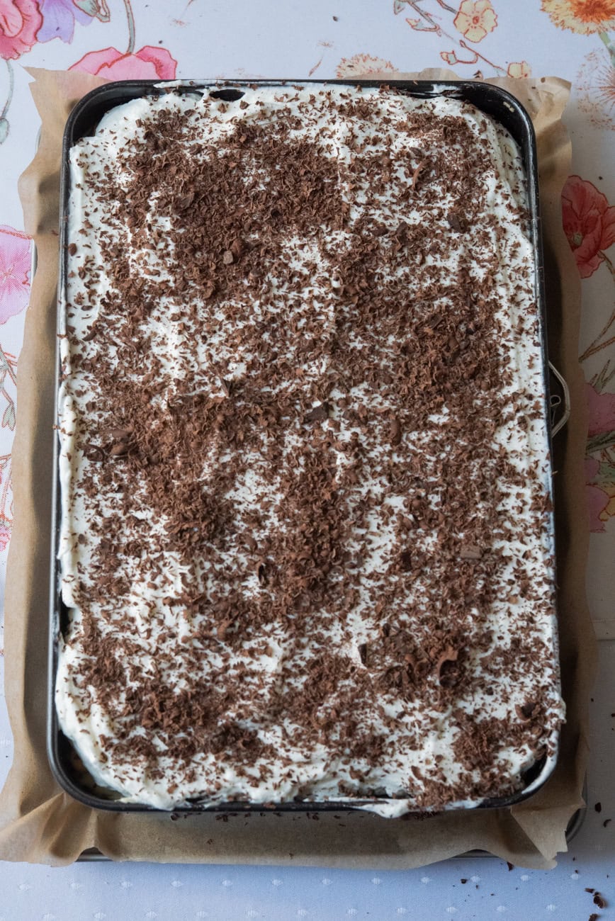 prăjitură acoperită cu ciocolată rasă