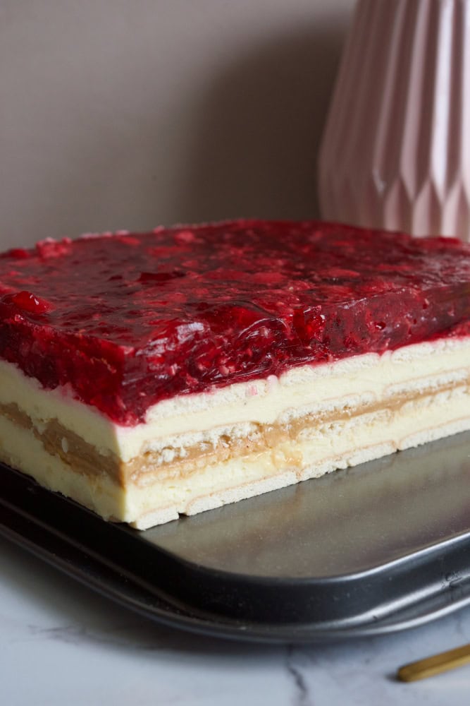 Prăjitură fără coacere: cu zmeură, cremă de vanilie și lapte condensat fiert