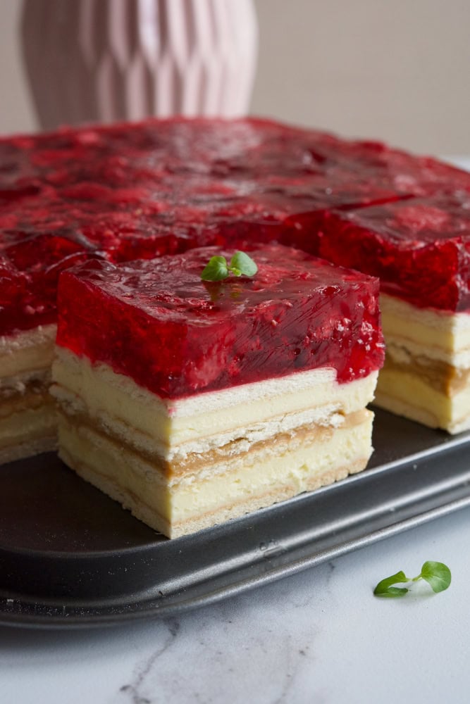 Prăjitură fără coacere: cu zmeură, cremă de vanilie și lapte condensat fiert