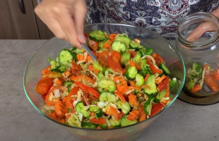 Conservă de iarnă din "tot ce a rămas". În fiecare an închid 15 borcane de salată kubaneză