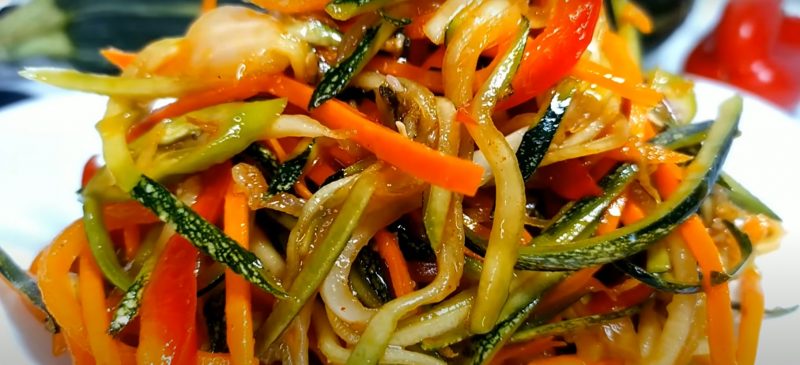 Gătesc toată vara! Salată crocantă de dovlecei: o conserv de 25 de ani pentru iarnă