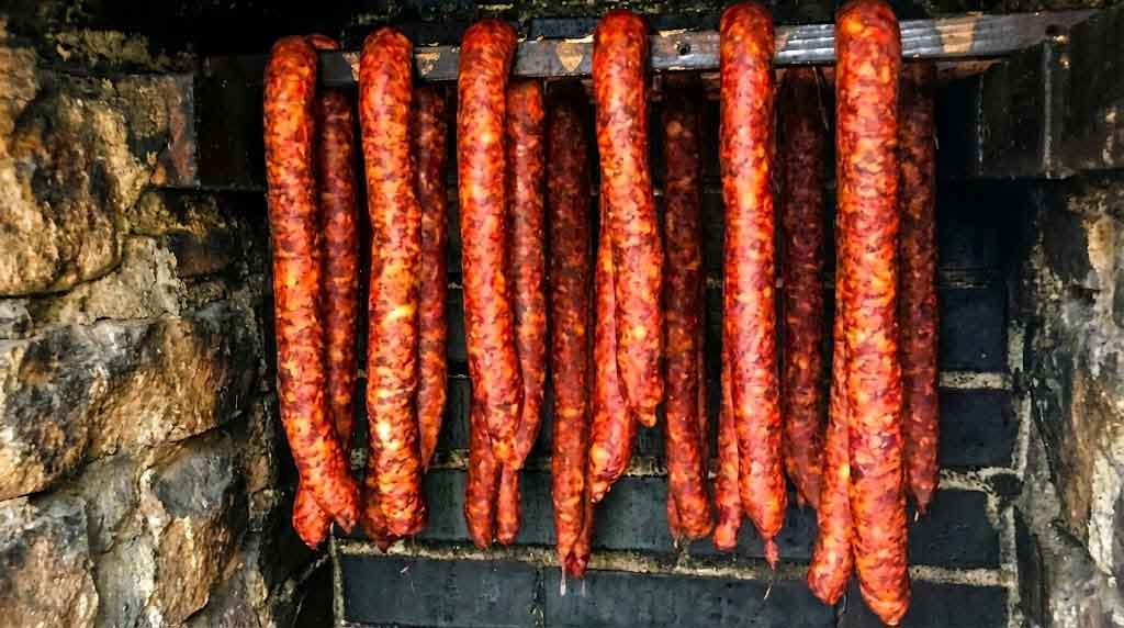 Cum se afumă cârnații tradițional – secretul fumului rece