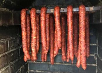 Cum se afumă cârnații tradițional – secretul fumului rece