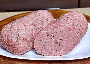 Cârnați de casă în folie — gustul autentic, simplu și delicios