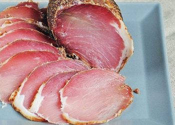 Ceafă crud-uscată – gust autentic, preparată cu răbdare!