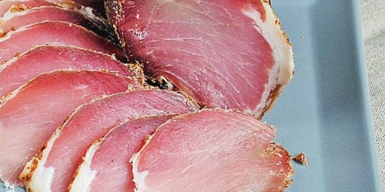 Ceafă crud-uscată – gust autentic, preparată cu răbdare!