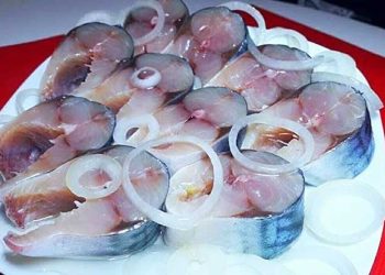 Macrou marinat cu ceapa alba