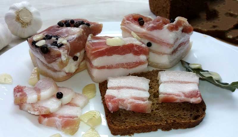 Slanina frageda cu usturoi