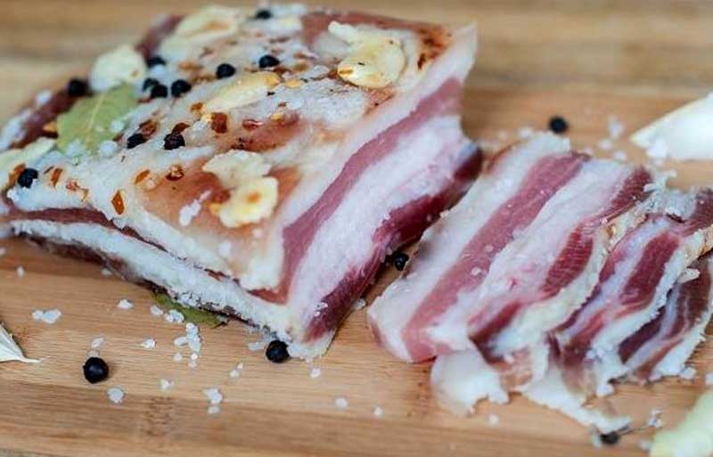 Slanina cu usturoi si dafin