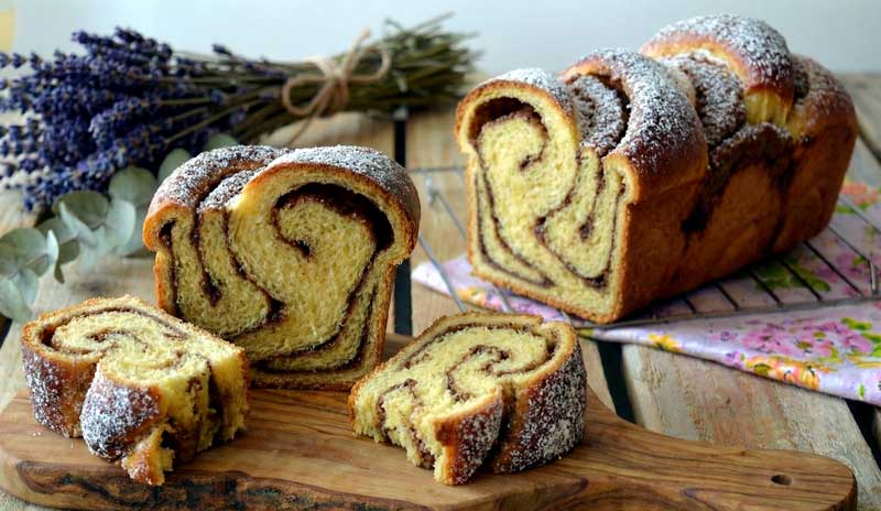 Cozonac cu nuci caramelizate